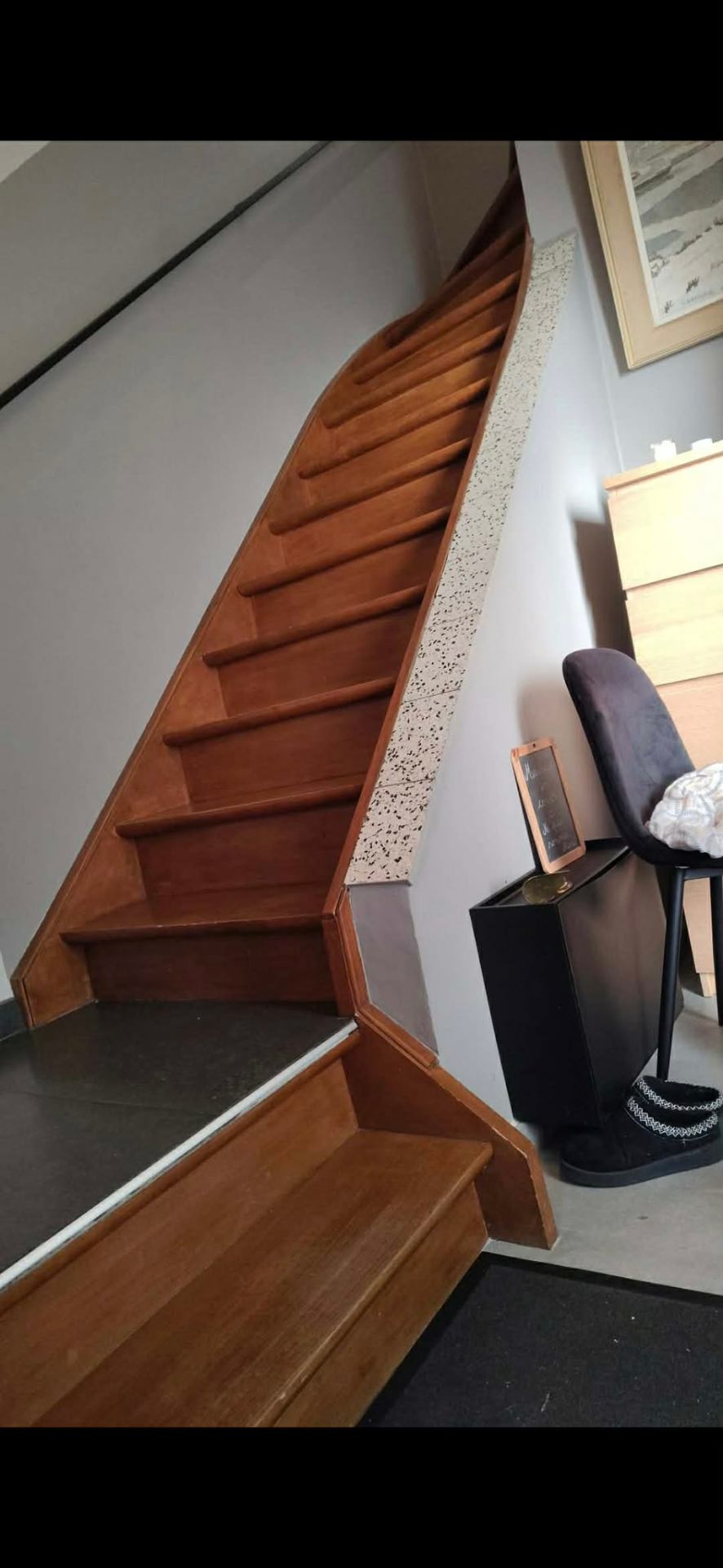 Escalier en bois recouvert d'un vernis ancien, avant décapage